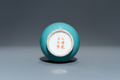 Een Chinese flesvormige vaas met robin's egg glazuur, Qianlong merk, 19/20e eeuw