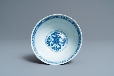 Een Chinese blauw-witte kom met mat-geglazuurde buitenkant, Fu merk, Ming