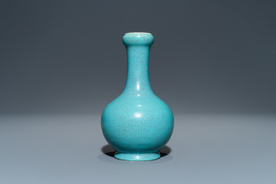 Un vase de forme bouteille en porcelaine de Chine &agrave; &eacute;mail robin's egg, marque de Qianlong, 19/20&egrave;me