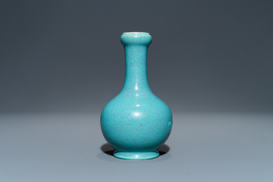 Un vase de forme bouteille en porcelaine de Chine &agrave; &eacute;mail robin's egg, marque de Qianlong, 19/20&egrave;me