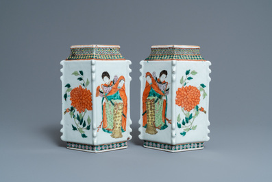 A pair of lozenge-shaped Chinese famille verte vases, 19th C.