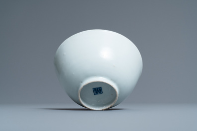 Un bol en porcelaine de Chine en bleu et blanc &eacute;maill&eacute; mat &agrave; l'ext&eacute;rieur, marque Fu, Ming