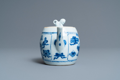 Een Chinese blauw-witte theepot met antiquiteiten, Kangxi