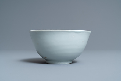 Un bol en porcelaine de Chine en bleu et blanc &eacute;maill&eacute; mat &agrave; l'ext&eacute;rieur, marque Fu, Ming