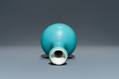 Een Chinese flesvormige vaas met robin's egg glazuur, Qianlong merk, 19/20e eeuw