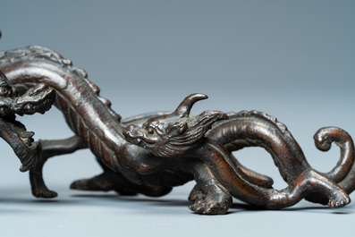 Een zeldzame Chinese bronzen penselenhouder met draken, Yuan/Ming