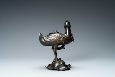Un br&ucirc;le-parfum en forme de canard sur fleur de lotus en bronze, Chine, Ming