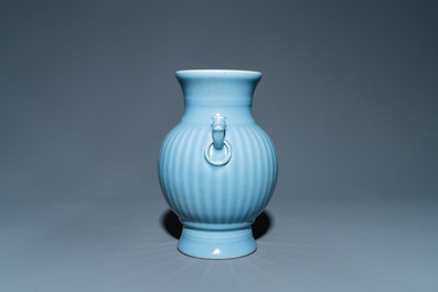 Un vase en porcelaine de Chine bleu de lavande monochrome, marque de Qianlong, R&eacute;publique