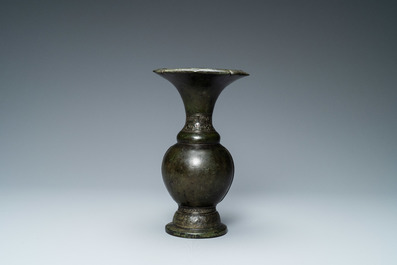 Un vase en bronze figurant des masques 'taotie', Song/Yuan