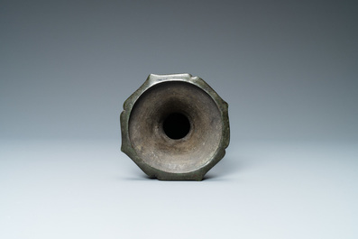 Un vase en bronze figurant des masques 'taotie', Song/Yuan