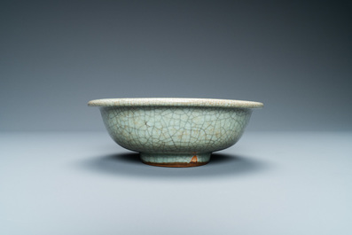 Un bol en porcelaine de Chine de type ge &agrave; fond craquel&eacute;, Qing