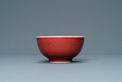 Une tasse &agrave; vin en porcelaine de Chine en rouge de cuivre monochrome, marque de Yongzheng, 19/20&egrave;me