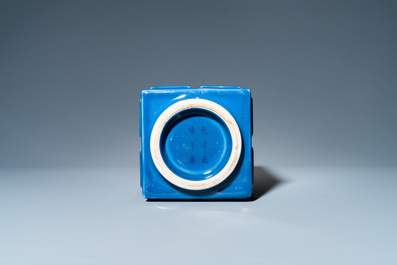 Een Chinese monochrome blauwe 'cong' vaas met trigrammen, Guangxu merk, Republiek