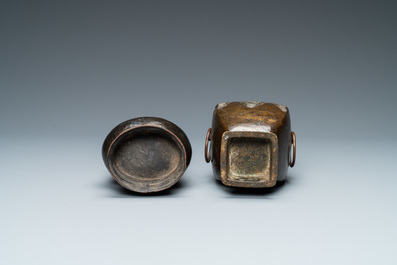 Een Chinese bronzen 'zhi' vaas en een archa&iuml;sche vaas met twee ringen, Song en Qing