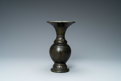 Een Chinese bronzen 'taotie' vaas, Song/Yuan