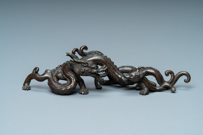 Een zeldzame Chinese bronzen penselenhouder met draken, Yuan/Ming