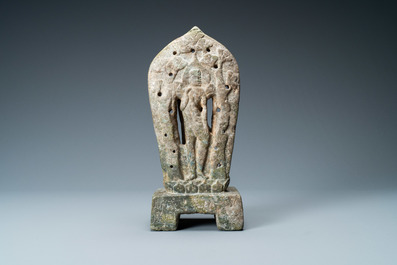 Un st&egrave;le en pierre sculpt&eacute;e &agrave; inscription, Chine, peut-&ecirc;tre Wei