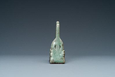 Een Chinees Longquan celadon tafelscherm met wierookstokhouders, Ming