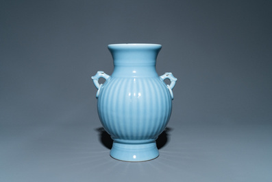 Un vase en porcelaine de Chine bleu de lavande monochrome, marque de Qianlong, R&eacute;publique