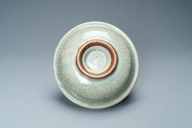 Un bol en porcelaine de Chine de type ge &agrave; fond craquel&eacute;, Qing