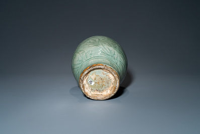 Un vase de forme 'meiping' en porcelaine de Chine c&eacute;ladon de Longquan &agrave; d&eacute;cor incis&eacute;, Ming
