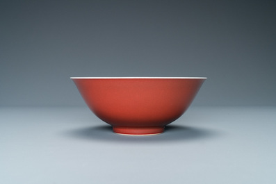 Un bol en porcelaine de Chine rouge de cuivre monochrome, marque de Qianlong, R&eacute;publique