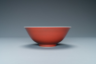 Un bol en porcelaine de Chine rouge de cuivre monochrome, marque de Qianlong, R&eacute;publique