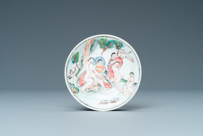 Een zeldzame Chinese famille rose miniatuur 'Leda en de zwaan' kop en schotel, Yongzheng/Qianlong
