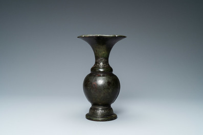 Een Chinese bronzen 'taotie' vaas, Song/Yuan