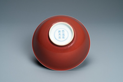 Un bol en porcelaine de Chine rouge de cuivre monochrome, marque de Qianlong, R&eacute;publique