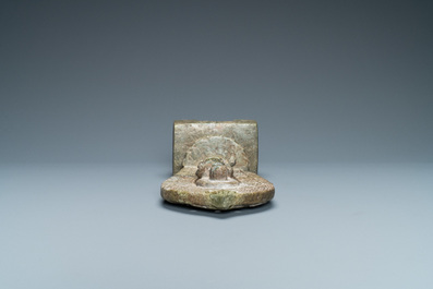 Een Chinees stenen herdenkingsbeeld met inscriptie, mogelijk Wei