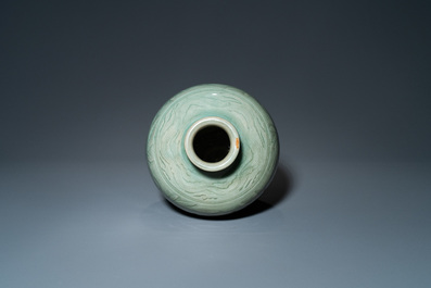 Een Chinese Longquan celadon 'meiping' vaas met onderglazuur decor, Ming