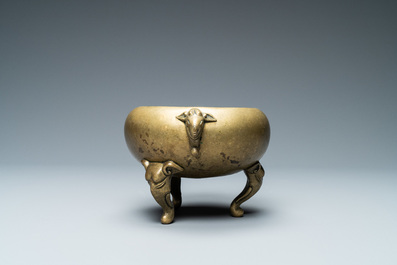Een Chinese bronzen wierookbrander met olifantenoren en -poten, Qianlong merk en periode