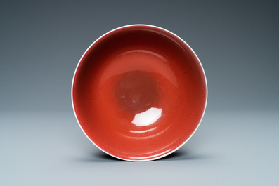 Un bol en porcelaine de Chine rouge de cuivre monochrome, marque de Qianlong, R&eacute;publique