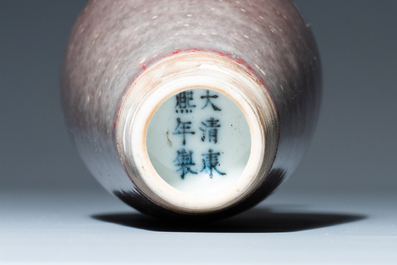 Een Chinese monochrome vaas op sokkel met perzikbloesemglazuur, Kangxi merk, 19/20e eeuw