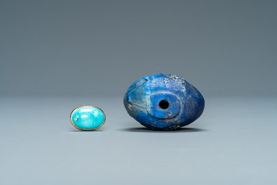 Een Chinese lapis lazuli snuiffles met vergulde bodem, Qing
