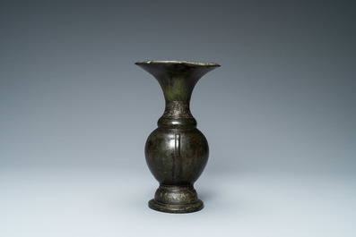 Un vase en bronze figurant des masques 'taotie', Song/Yuan