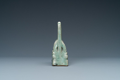 Een Chinees Longquan celadon tafelscherm met wierookstokhouders, Ming