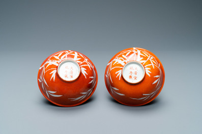 Une paire de bols en porcelaine de Chine &agrave; d&eacute;cor de bambou sur fond en rouge de corail, marque de Xuantong, R&eacute;publique