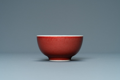 Une tasse &agrave; vin en porcelaine de Chine en rouge de cuivre monochrome, marque de Yongzheng, 19/20&egrave;me