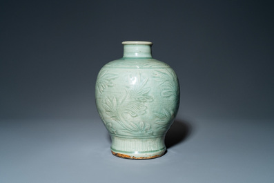 Un vase de forme 'meiping' en porcelaine de Chine c&eacute;ladon de Longquan &agrave; d&eacute;cor incis&eacute;, Ming