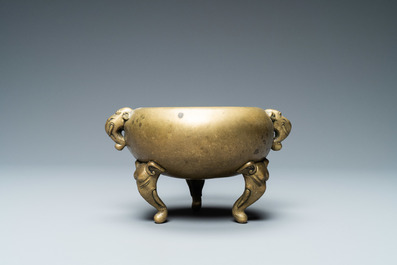 Un br&ucirc;le-parfum en bronze aux anses et pieds en forme d'&eacute;l&eacute;phants, Chine, marque et &eacute;poque de Qianlong