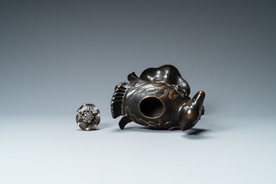 Un br&ucirc;le-parfum en forme de canard sur fleur de lotus en bronze, Chine, Ming