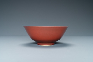 Un bol en porcelaine de Chine rouge de cuivre monochrome, marque de Qianlong, R&eacute;publique