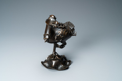 Een Chinese bronzen wierookbrander in de vorm van een eend op een lotus, Ming