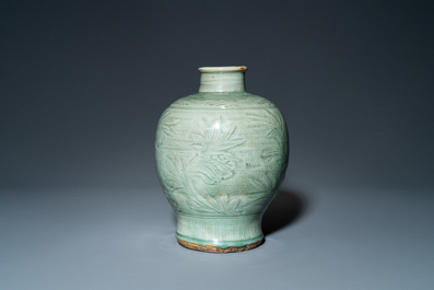 Un vase de forme 'meiping' en porcelaine de Chine c&eacute;ladon de Longquan &agrave; d&eacute;cor incis&eacute;, Ming
