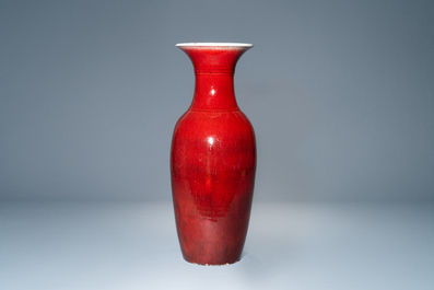 Un vase en porcelaine de Chine monochrome sang de boeuf, 19/20&egrave;me