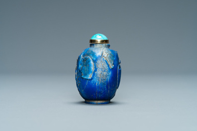 Een Chinese lapis lazuli snuiffles met vergulde bodem, Qing