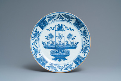Une paire de plats en porcelaine de Chine en bleu et blanc &agrave; d&eacute;cor de paniers fleuris, Qianlong