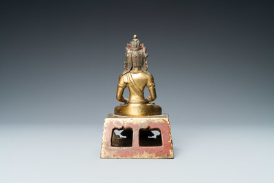 Een Chinese vergulde bronzen figuur van Boeddha Amitayus, Qianlong